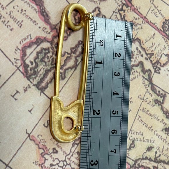 Designer Vintage Gold Tone Satin Finish Large Safety Pin Figural Brooch Pin - Picture 4 of 5